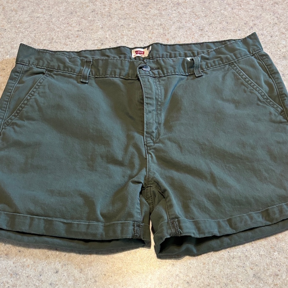 Levis olive shorts